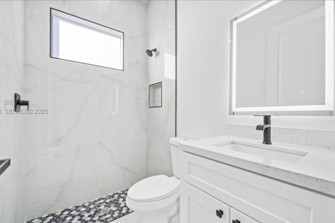 House in Lehigh Acres, Florida 3 bedrooms, 117.99 sq.m. № 1989333 - photo 23