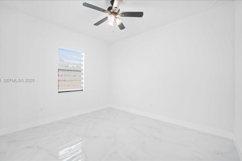 House in Lehigh Acres, Florida 3 bedrooms, 117.99 sq.m. № 1989333 - photo 19