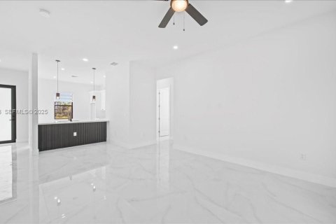 House in Lehigh Acres, Florida 3 bedrooms, 117.99 sq.m. № 1989333 - photo 28