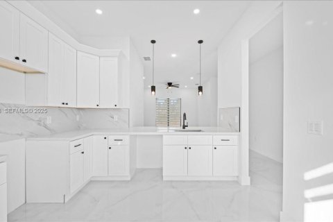 House in Lehigh Acres, Florida 3 bedrooms, 117.99 sq.m. № 1989333 - photo 30