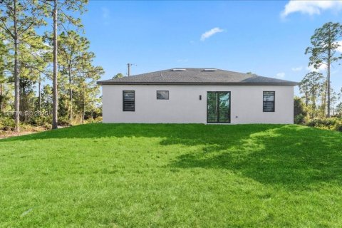 House in Lehigh Acres, Florida 3 bedrooms, 117.99 sq.m. № 1989333 - photo 6