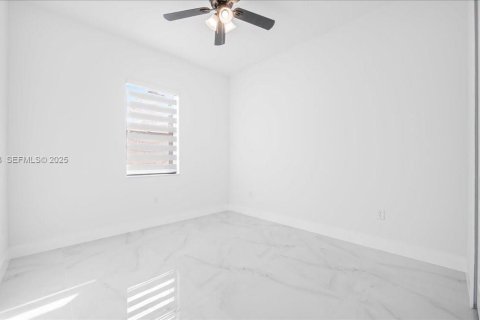 House in Lehigh Acres, Florida 3 bedrooms, 117.99 sq.m. № 1989333 - photo 21