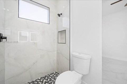 House in Lehigh Acres, Florida 3 bedrooms, 117.99 sq.m. № 1989333 - photo 12