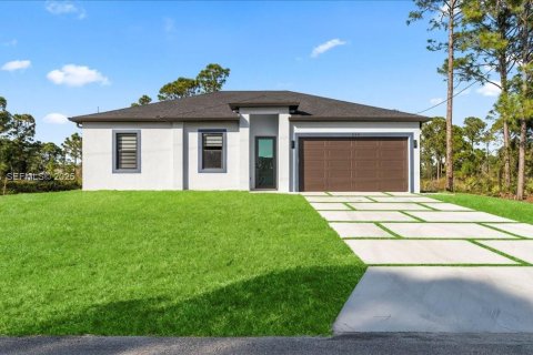 House in Lehigh Acres, Florida 3 bedrooms, 117.99 sq.m. № 1989333 - photo 1