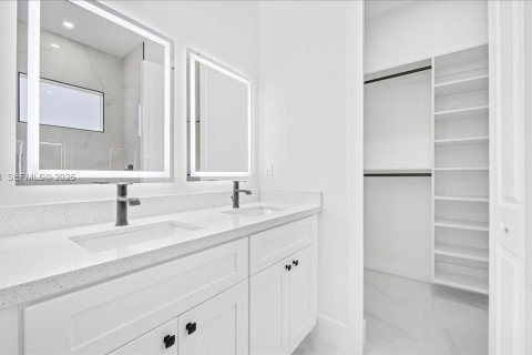 House in Lehigh Acres, Florida 3 bedrooms, 117.99 sq.m. № 1989333 - photo 17