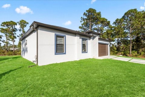 House in Lehigh Acres, Florida 3 bedrooms, 117.99 sq.m. № 1989333 - photo 3