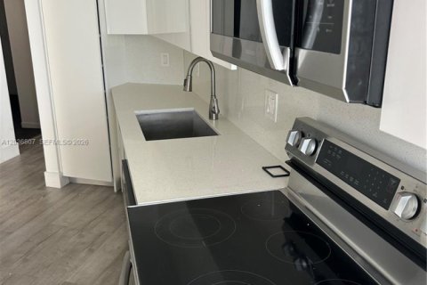 Condo in Lauderhill, Florida, 2 bedrooms № 2153884 - photo 4
