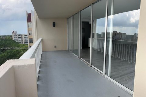 Condo in Lauderhill, Florida, 2 bedrooms № 2153884 - photo 6