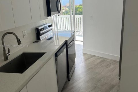 Condo in Lauderhill, Florida, 2 bedrooms № 2153884 - photo 3