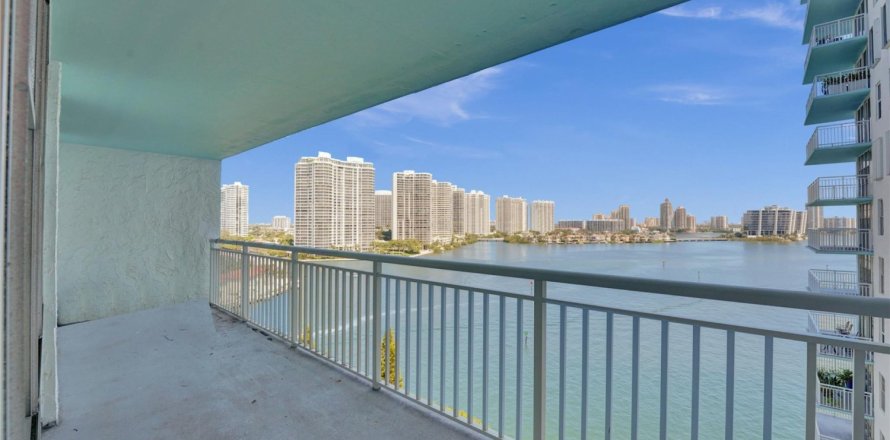 Condo in Sunny Isles Beach, Florida, 2 bedrooms № 1216150