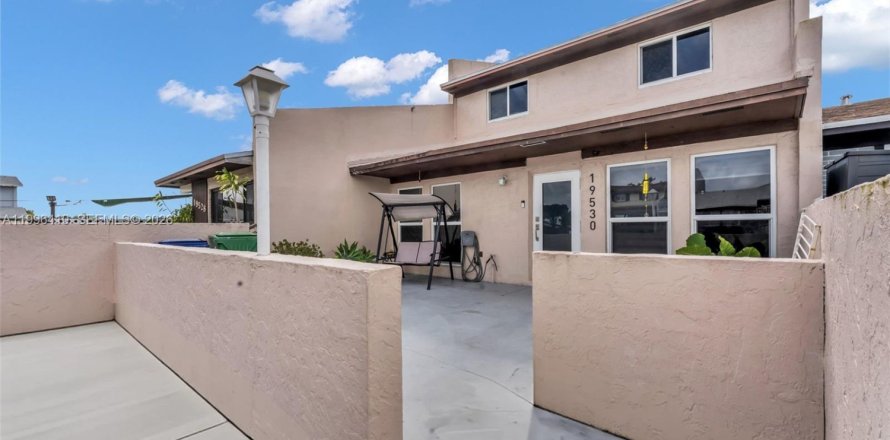 Townhouse in Miami Gardens, Florida 3 bedrooms, 155.89 sq.m. № 2058409