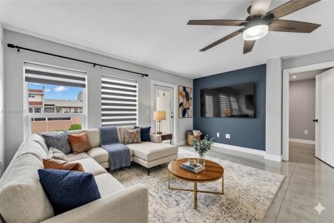 Townhouse in Miami Gardens, Florida 3 bedrooms, 155.89 sq.m. № 2058409 - photo 2