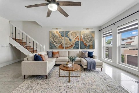 Townhouse in Miami Gardens, Florida 3 bedrooms, 155.89 sq.m. № 2058409 - photo 3