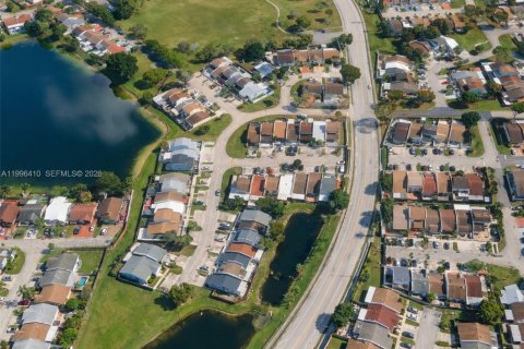 Townhouse in Miami Gardens, Florida 3 bedrooms, 155.89 sq.m. № 2058409 - photo 19