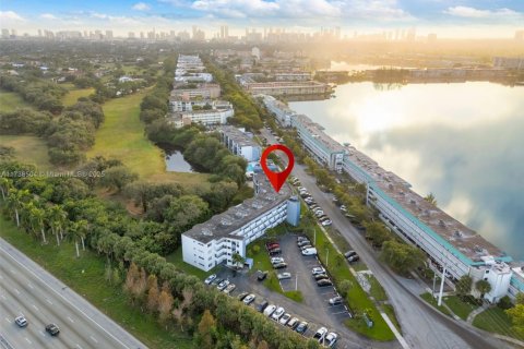 Condo in Miami, Florida, 2 bedrooms  № 1487170 - photo 1
