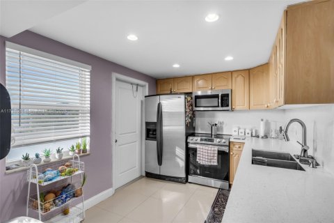 Condo in Miami, Florida, 2 bedrooms  № 1487170 - photo 3