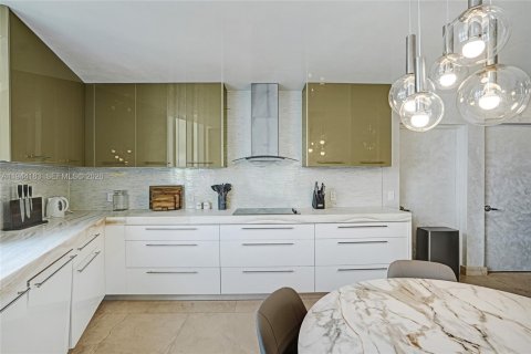 Condo in Sunny Isles Beach, Florida, 3 bedrooms  № 2001604 - photo 20