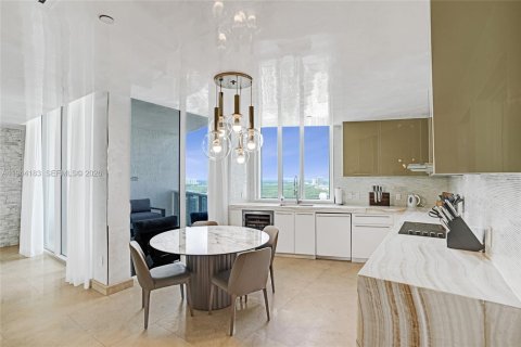 Condo in Sunny Isles Beach, Florida, 3 bedrooms  № 2001604 - photo 17