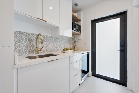 Casa en venta en Miami, Florida, 4 dormitorios, 315.4 m2 № 1661541 - foto 18