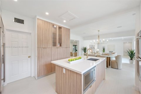 Casa en venta en Miami, Florida, 4 dormitorios, 315.4 m2 № 1661541 - foto 6