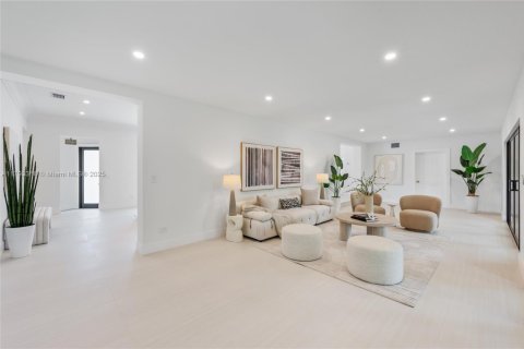 Casa en venta en Miami, Florida, 4 dormitorios, 315.4 m2 № 1661541 - foto 10