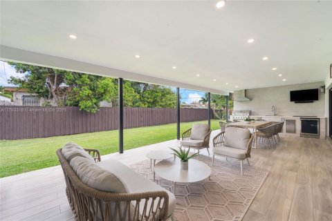 Casa en venta en Miami, Florida, 4 dormitorios, 315.4 m2 № 1661541 - foto 21