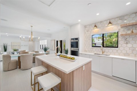 Casa en venta en Miami, Florida, 4 dormitorios, 315.4 m2 № 1661541 - foto 5