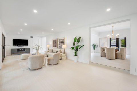 Casa en venta en Miami, Florida, 4 dormitorios, 315.4 m2 № 1661541 - foto 8