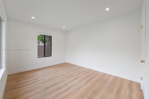 Casa en venta en Miami, Florida, 4 dormitorios, 315.4 m2 № 1661541 - foto 19