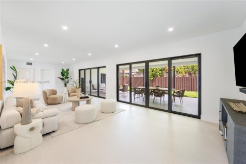 Casa en venta en Miami, Florida, 4 dormitorios, 315.4 m2 № 1661541 - foto 9