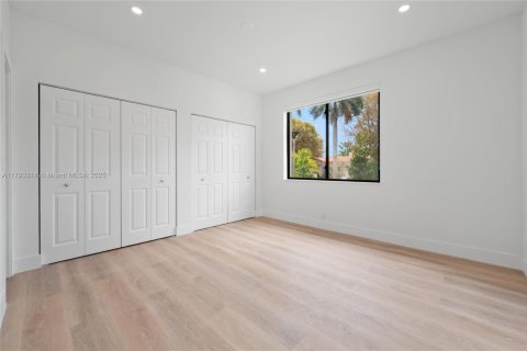 Casa en venta en Miami, Florida, 4 dormitorios, 315.4 m2 № 1661541 - foto 14