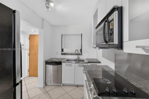 Condo in Miami Beach, Florida, 2 bedrooms  № 2067586 - photo 8