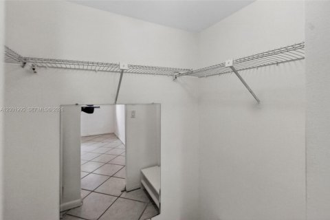 Condo in Miami Beach, Florida, 2 bedrooms  № 2067586 - photo 17