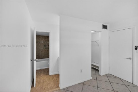 Condo in Miami Beach, Florida, 2 bedrooms  № 2067586 - photo 18