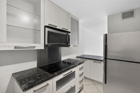 Condo in Miami Beach, Florida, 2 bedrooms  № 2067586 - photo 9