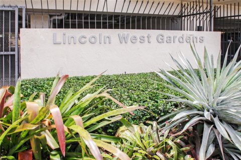 Condo in Miami Beach, Florida, 2 bedrooms  № 2067586 - photo 2