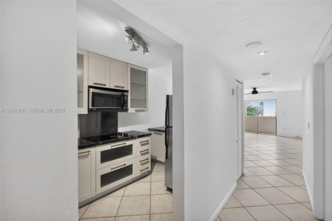 Condo in Miami Beach, Florida, 2 bedrooms  № 2067586 - photo 7