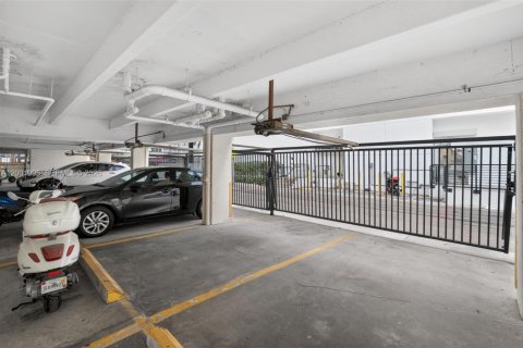 Condo in Miami Beach, Florida, 2 bedrooms  № 2067586 - photo 30