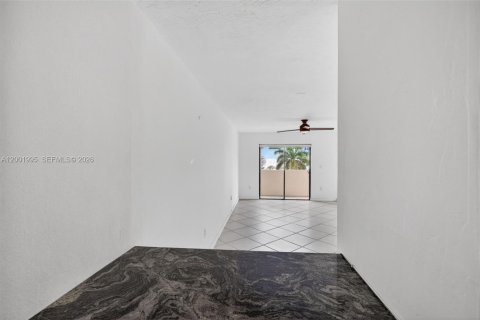 Condo in Miami Beach, Florida, 2 bedrooms  № 2067586 - photo 10