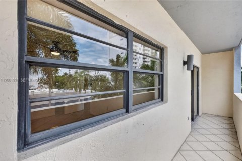 Condo in Miami Beach, Florida, 2 bedrooms  № 2067586 - photo 27