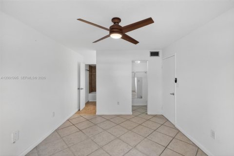 Condo in Miami Beach, Florida, 2 bedrooms  № 2067586 - photo 16