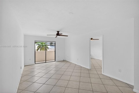 Condo in Miami Beach, Florida, 2 bedrooms  № 2067586 - photo 13