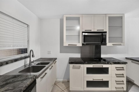 Condo in Miami Beach, Florida, 2 bedrooms  № 2067586 - photo 6