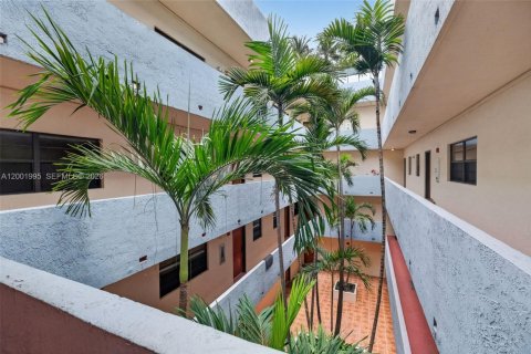 Condo in Miami Beach, Florida, 2 bedrooms  № 2067586 - photo 5