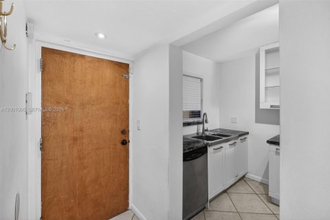 Condo in Miami Beach, Florida, 2 bedrooms  № 2067586 - photo 11