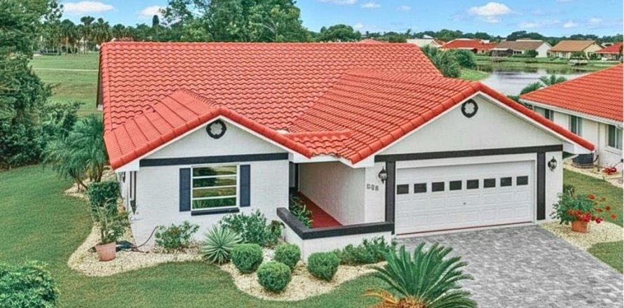House in Sun City Center, Florida 2 bedrooms, 162.58 sq.m. № 2204126
