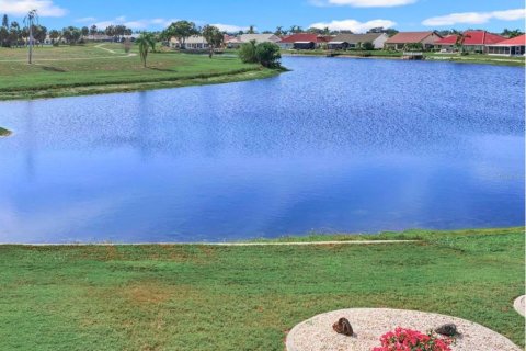 House in Sun City Center, Florida 2 bedrooms, 162.58 sq.m. № 2204126 - photo 2