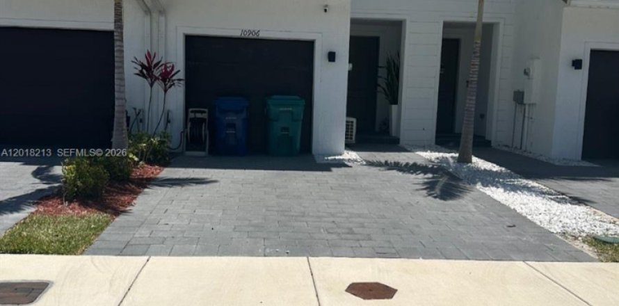 Adosado en Homestead, Florida 3 dormitorios, 142.14 m2 № 2256534