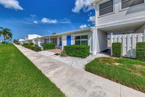 Condo in Sarasota, Florida, 1 bedroom  № 1682941 - photo 2