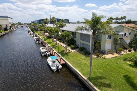 Appartement à louer à Cape Coral, Floride: 2 chambres, 104.79 m2 № 2148616 - photo 3